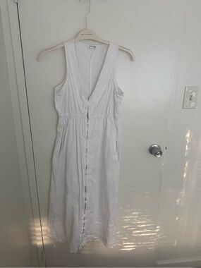 Area stars Jean dress size small white color . Zipper all the way